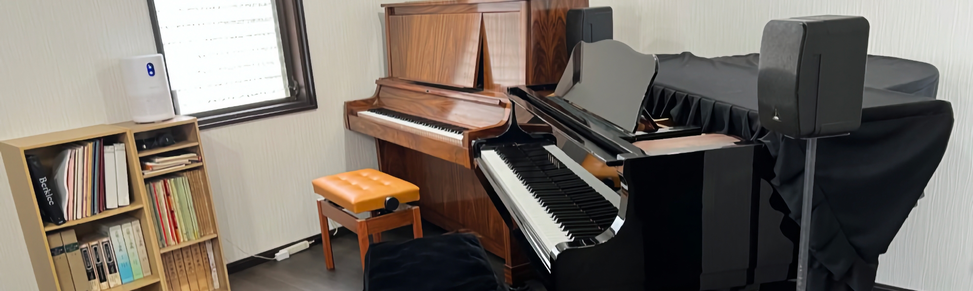 教室内の2台のピアノ