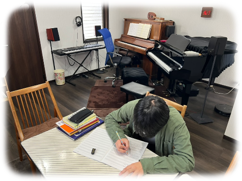 2台のピアノとシンセサイザーを活用した、男性生徒さんのレッスン風景