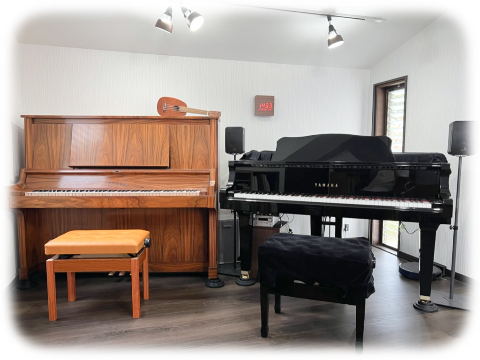 教室内の2台設置してあるピアノ
